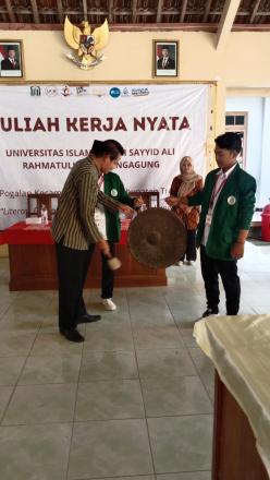 PEMBUKAAN MAHASISWA KKN UNI SATU TULUNGAGUNG DI BALAI DESA POGALAN